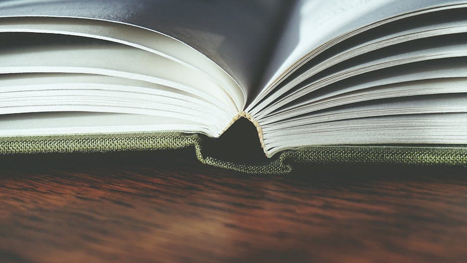 Livre ouvert sur une table de bibliothèque