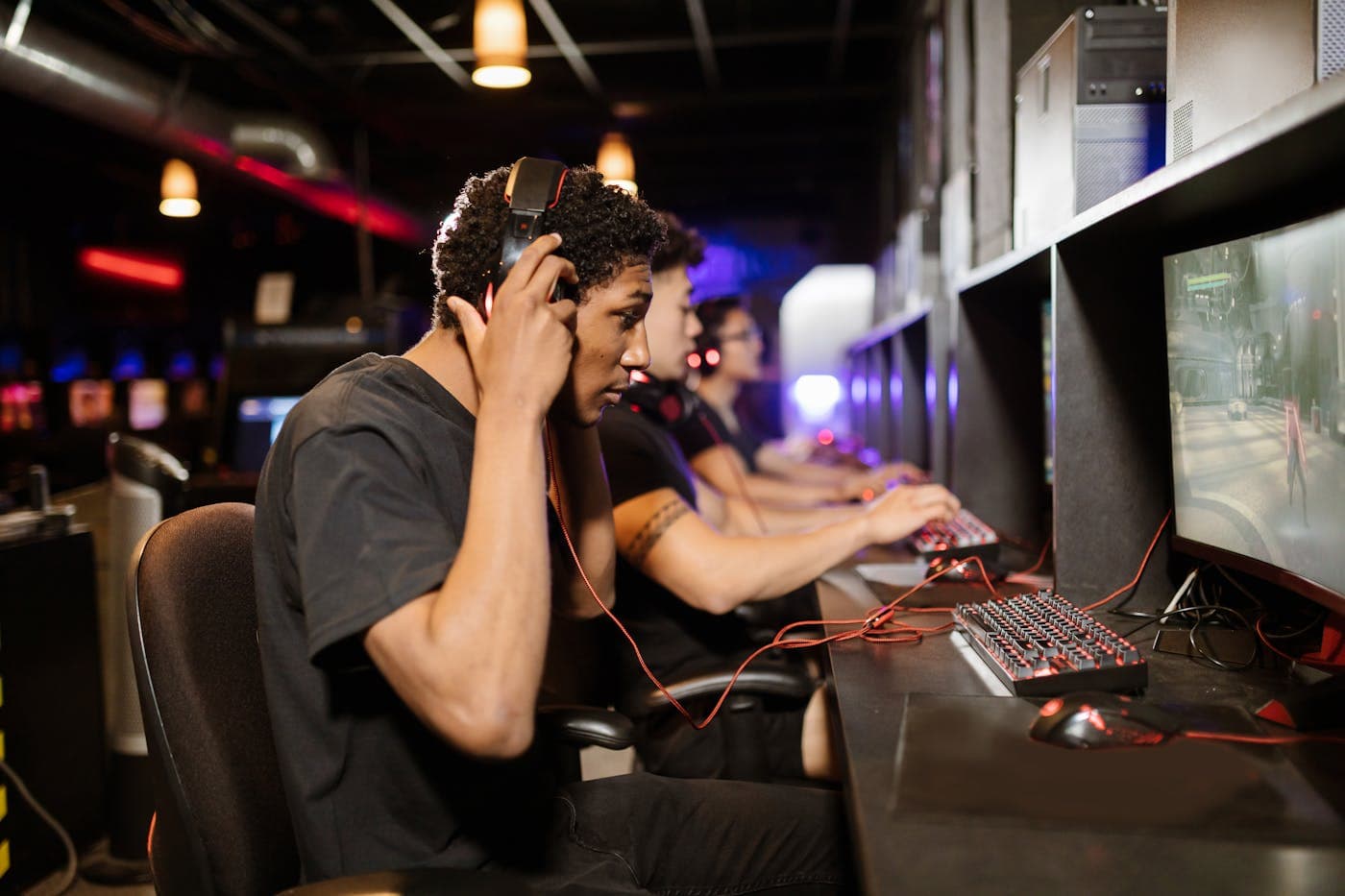 Cybercafé de nuit, écran rétro-éclairé, ambiance de travail nocturne